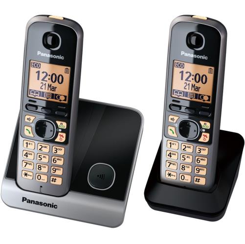 تلفن بی‌سیم پاناسونیک مدل KX-TG6712 با طراحی مدرن، نمایشگر با نور پس‌زمینه کهربایی و قابلیت‌های متنوع، مناسب برای استفاده در منازل و دفاتر اداری.​